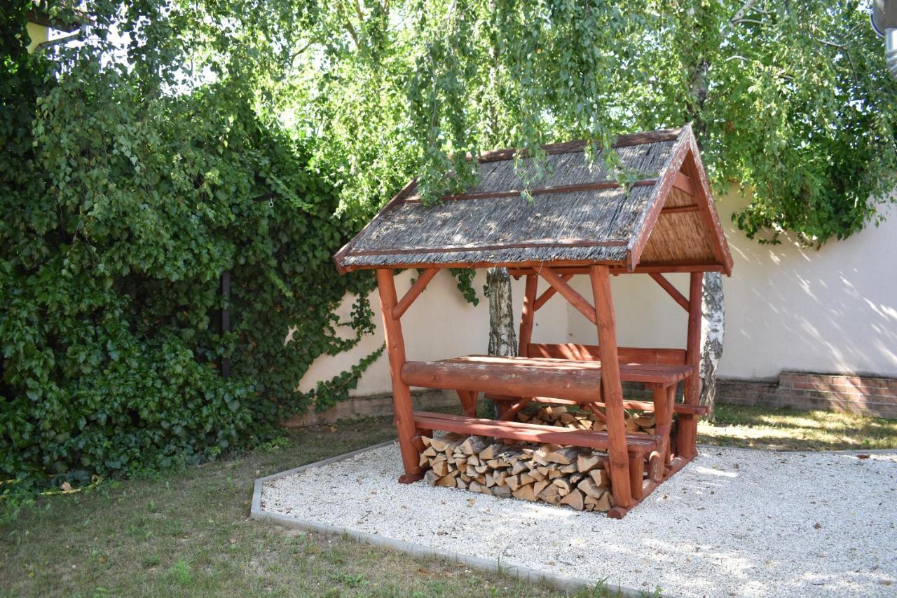 Livia Apartman Heviz Exterior photo