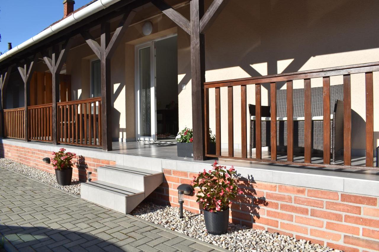 Livia Apartman Heviz Exterior photo